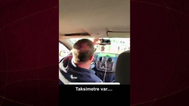 Antalya'da bir taksi şoförü ile yabancı uyruklu yolcu arasında ücret anlaşmazlığı yaşanıyor.