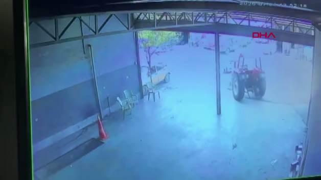 Düziçi'nde el freni çekilmeyen traktörün yolda sürücüsüz ilerlemesi güvenlik kamerası görüntüsü.