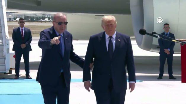 ABD Başkanı Donald Trump ve Türkiye Cumhurbaşkanı Recep Tayyip Erdoğan bir aradayken çekilmiş bir fotoğraf.