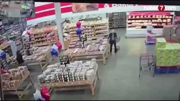 ABD'de şiddetli yağışlar sonucu bir marketin çatısı çöktü.