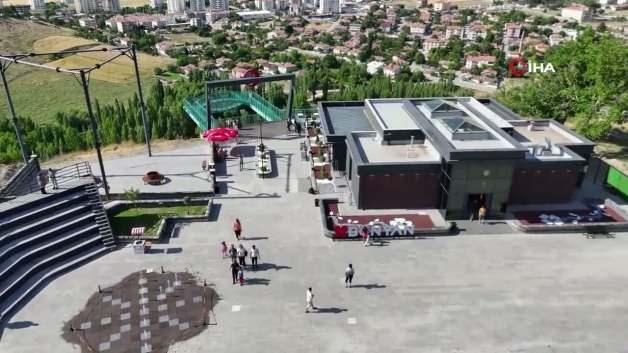 Kayseri'nin Bünyan ilçesindeki cam terasın muhteşem manzarasını gösteren bir fotoğraf.