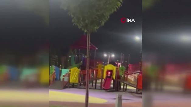 Aksaray'da bir çocuk parkında motosikletleriyle kaydıraklara çıkan sürücüler.
