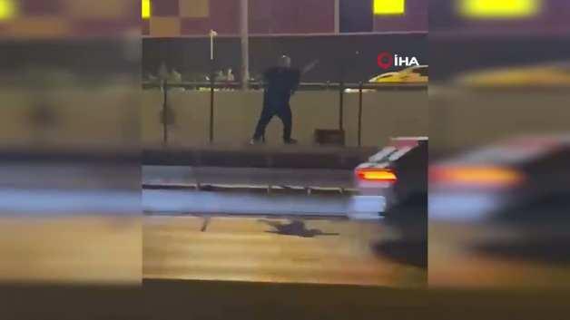 Beylikdüzü E-5 Karayolu üzerinde metrobüs hattına tırmanmaya çalışan bir şahıs nedeniyle oluşan trafik yoğunluğu.