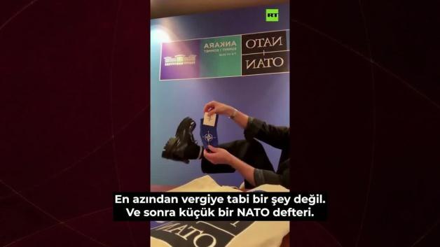 Alman gazeteci NATO’da kendisine verilen hediyeleri gösterdi! Alman gazeteci NATO’da kendisine verilen hediyeleri gösterdi!