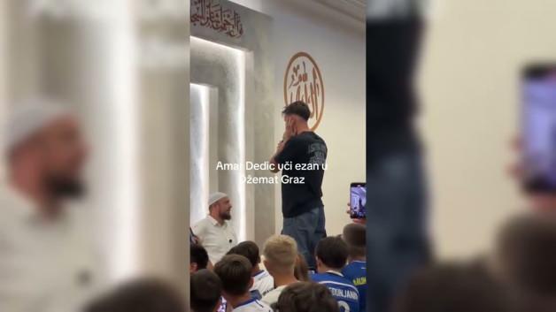 Bosna Hersekli futbolcu Amar Dedic Avusturya'da bir camide ezan okurken çekilmiş bir fotoğrafı.