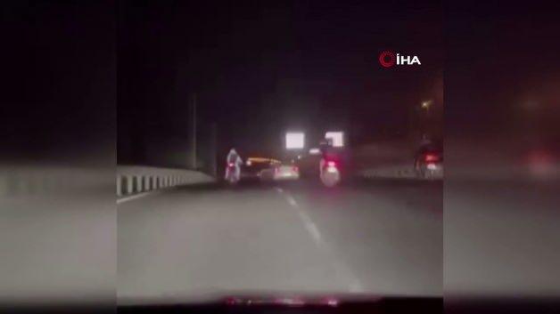Başakşehir'de durdurulan plakasız ve ehliyetsiz motosiklet ve sürücüsü.