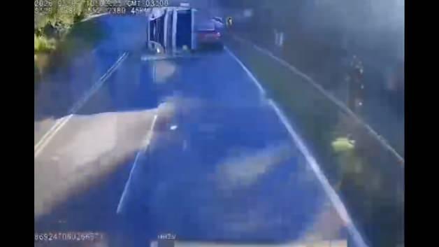 Brezilya'da kontrolden çıkan tırın otomobilleri biçtiği kaza anı