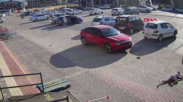 Bursa'da yolun karşısına geçerken otomobilin çarptığı çocuk ağır yaralandı.