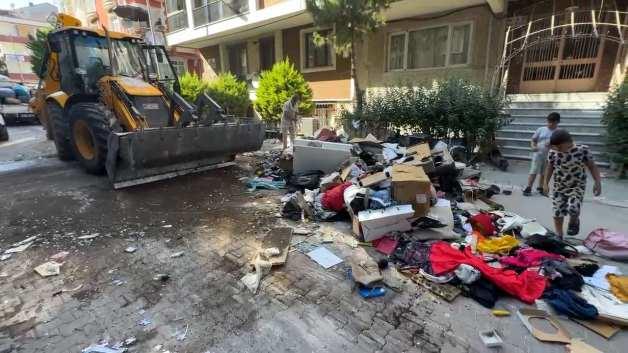 Avcılar'da sokağa atılan eşyalar belediye ekipleri tarafından temizlendi.