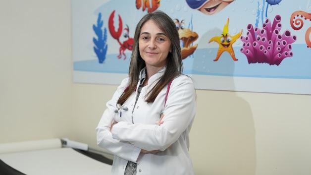 Bir çocuğun sıcak havada gölgede dinlenirken su içtiği görsel.