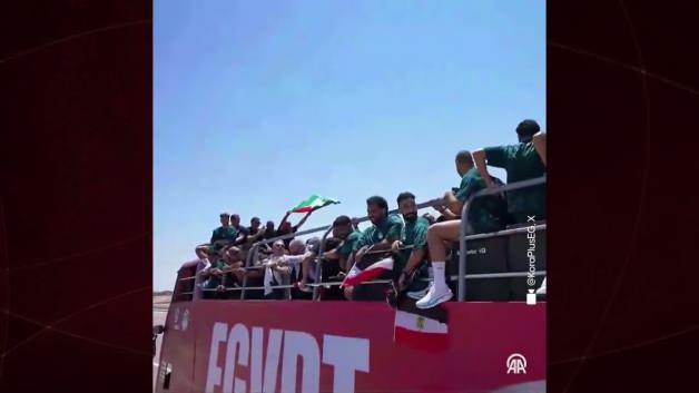 Mısır Milli Takımı oyuncuları, Dünya Kupası'ndan elenmelerinin ardından düzenlenen kutlamalarda Filistin bayrağı açıyor.