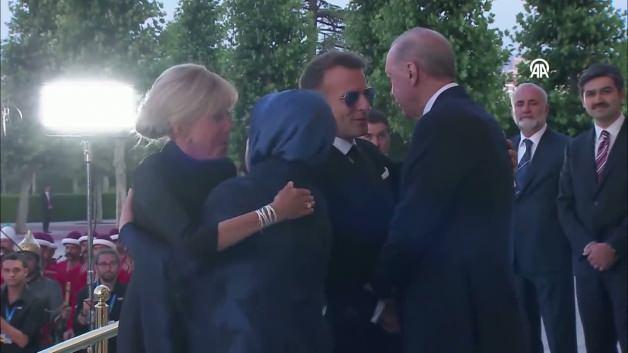 Emine Erdoğan ve Emmanuel Macron tokalaşırken