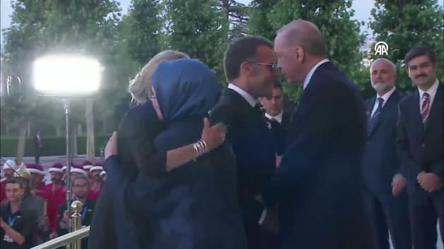 Emine Erdoğan Macron'un elini &ouml;pmesine izin vermedi