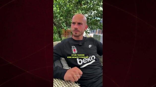 Beşiktaşlı futbolcu Vaclav Cerny saha içinde poz verirken