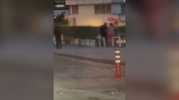Fatih'te bir kadına taciz girişiminde bulunan 3 şüphelinin güvenlik kamerası görüntüsü.
