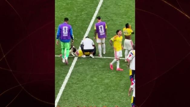Galatasaraylı Davinson Sanchez, Dünya Kupası'nda kaçırdığı penaltı sonrası saha ortasında ağlarken görüntülendi.