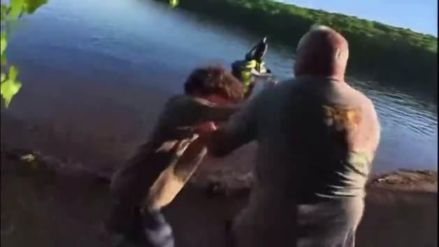 ABD'de gölde yaşanan dehşet anları, 70 yaşındaki saldırganın koltuk değnekli genci suya ittiği ve kafasını bastırdığı anlar.