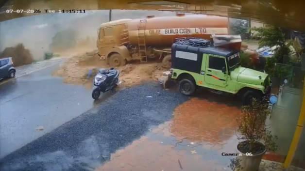 Hindistan'da heyelan sonrası tünel projesi alanında arama kurtarma çalışmaları