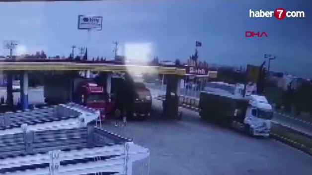 Mersin'de tır kazasında hayatını kaybeden genç adamın cansız bedeni morga kaldırılıyor.
