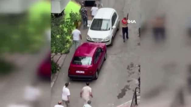 İzmir'de bir iş yerine silahlı saldırı düzenleyen şüphelilerin polis tarafından yakalanması.