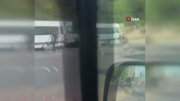 Kocaeli'de bir kişinin demir sopalarla darp edildiği anı gösteren bir görüntü.