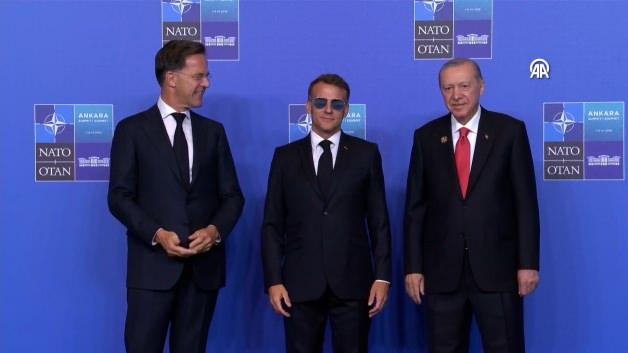 Fransa Cumhurbaşkanı Emmanuel Macron mavi gözlükleriyle