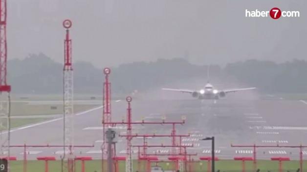 Air Canada'ya ait bir yolcu uçağının Montreal Havalimanı'nda pistten çıkarak çim alana sürüklendiği anı gösteren fotoğraf.