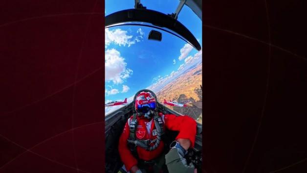 Türk Yıldızları pilotu kokpit içerisinde uçuş yaparken