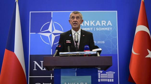 NATO zirvesi liderler yemeğinde Erling Haaland ve futbol konuşuluyor.