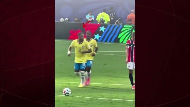 Neymar'ın Dünya Kupası maçında rakibine omuz attığı an