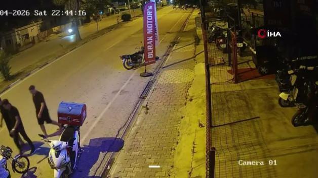 Osmaniye'nin Düziçi ilçesinde otomobilin yayalara çarptığı anı gösteren güvenlik kamerası görüntüsü.