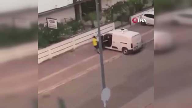 Otomobil ve apartman kapısı arasında sıkışan yaralı şahıs