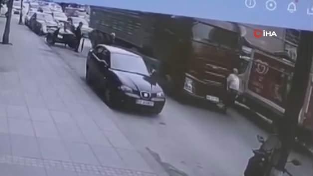 Ordu'da meydana gelen trafik kazasında yaralanan yayanın ambulansa bindirilmesi.