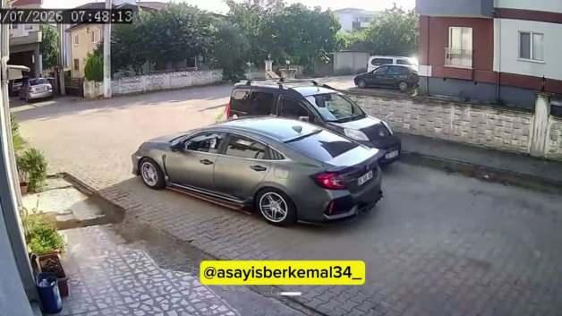 Sokakta bırakılan yavru kedinin aracın altında ezildiği anı gösteren güvenlik kamerası görüntüsü