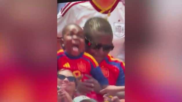Lamine Yamal'ın 3 yaşındaki kardeşi Keyne'in gol sevinci yaşarken çekilmiş bir fotoğrafı.