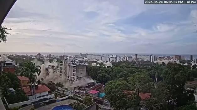 Venezuela'da meydana gelen depremde bir binanın şiddetle sallandığını gösteren güvenlik kamerası görüntüsü.