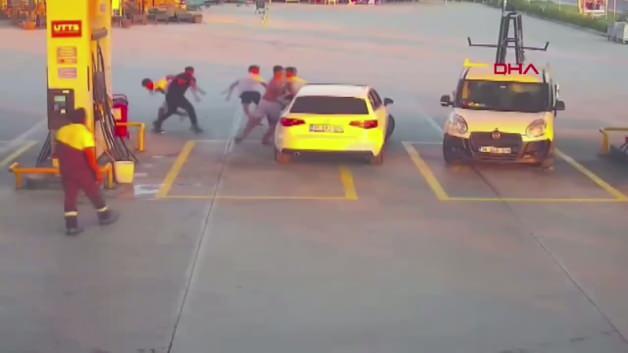 Akaryakıt istasyonunda yaşanan kavgayı gösteren güvenlik kamerası görüntüsü.