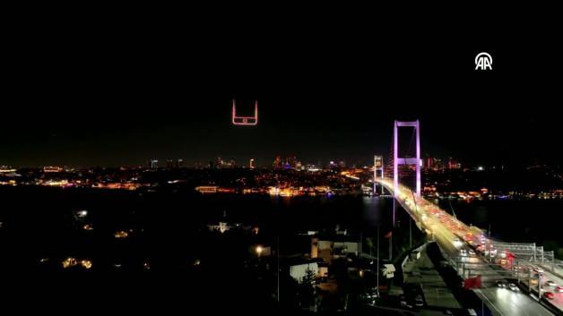 15 Temmuz Şehitler Köprüsü üzerinde gerçekleştirilen drone gösterisinden bir an.