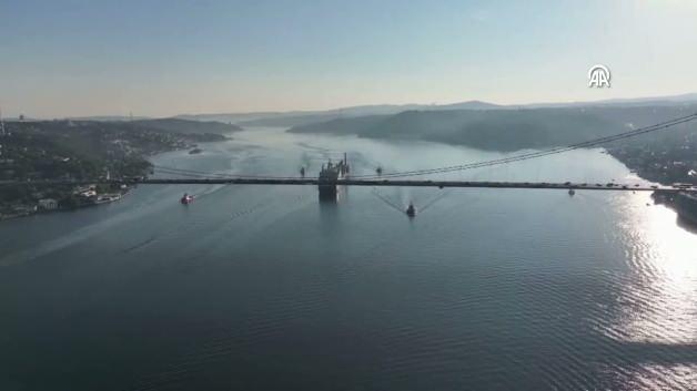 Dev doğalgaz boru döşeme gemisi Castorone'nin İstanbul Boğazı'ndan geçişi.