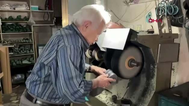 Bolu'da 63 yıllık kundura ustası Mehmet Aslan ayakkabı tamir ederken