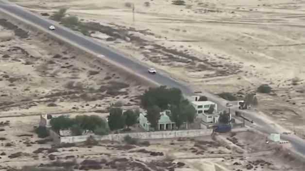 Pakistan'ın Belucistan eyaletinde bir güvenlik kontrol noktasına düzenlenen intihar saldırısı sonrası oluşan hasar.