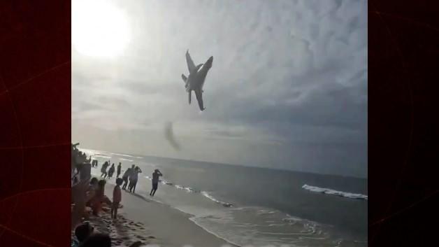ABD Donanması akrobasi timi Blue Angels'a ait F/A-18 Super Hornet savaş jeti alçak irtifada uçuyor.