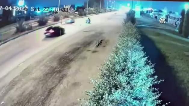 Adana'da meydana gelen trafik kazasında hayatını kaybeden çocuğun annesi hastaneye kaldırılıyor.