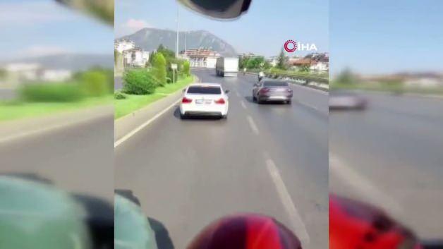 Alanya'da itfaiye aracına yol vermeyen sürücü trafikte görüntülendi.