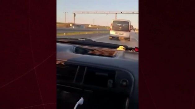 Sıradışı kaza anı: Cep telefonuyla kayıt yapan sürücü kendi kazasını kaydetti