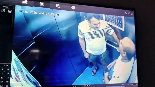 İki komşunun apartman asansöründe kavga ettiği anı gösteren güvenlik kamerası görüntüsü.