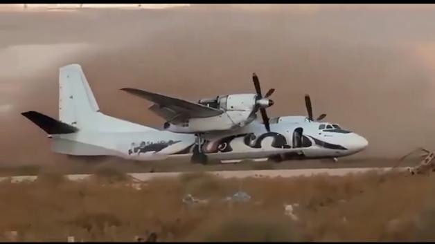 Libya'nın Bingazi Havalimanı'na acil iniş yapan askeri kargo uçağı.