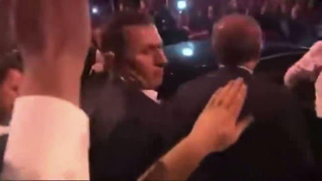 Cumhurbaşkanı Erdoğan'ın 15 Temmuz gecesi Atatürk Havalimanı'nda yaralı bir gencin alnından öptüğü an.