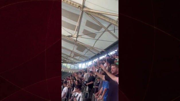 Beşiktaş taraftarlarının Mohamed Salah için tezahürat yaptığı anı gösteren görsel.