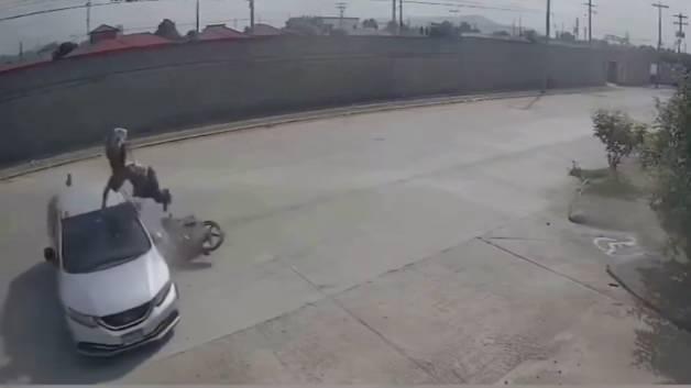 Motosikletli kuryenin otomobile çarpması sonucu havada taklalar atarak savrulduğu kaza anı.